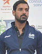 John Abraham at Standard Chartered Mumbai Marathon 2013