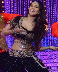 Sunny Leone sizzles up the saturday episode