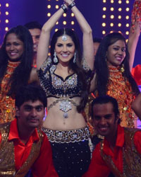 Sunny Leone sizzles up the saturday episode