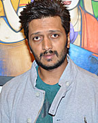 Ritesh Deshmukh during the inaugurates of painting exhibition of artist Anand Panchal