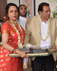 Hema Malini, Dharmendra, Ahana Deol and Vaibhav Vohra