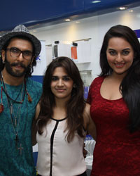 Sonakshi Sinha and Ranveer Singh Promote movie Lootera at the Samsung Store High Street Phoenix