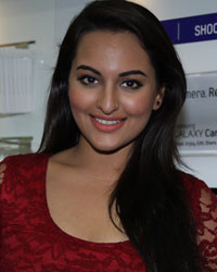 Sonakshi Sinha and Ranveer Singh Promote movie Lootera at the Samsung Store High Street Phoenix