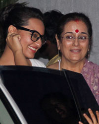 Sonakshi Sinha and Poonam Sinha at Special Screening of Lootera for Raj Kumar Santoshi