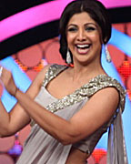 Shilpa dancing with Jaysheel and Suhasi during their performance on Nach Baliye 5