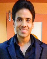 Tusshar Kapoor promotes film Bajatey Raho on the set of Indian Idol Junior