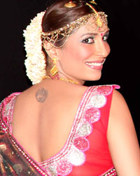 Pooja Misrra wears 20 kgs Gold for IFS Grande Finale Showstopper