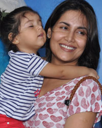 Tapur with her daughter at The Smurfs 2 premiere