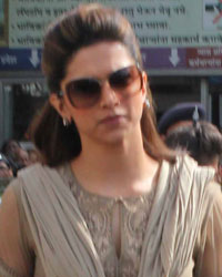 Deepika Padukone visits Siddhivinayak temple seeking success for Chennai Express