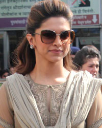 Deepika Padukone visits Siddhivinayak temple seeking success for Chennai Express