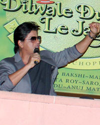 Shah Rukh Khan visits Maratha Mandir