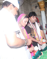 Veena Malik and Ravi Alhawat Visited Mahim Dargah to seek blessing for movie 'Supermodel'