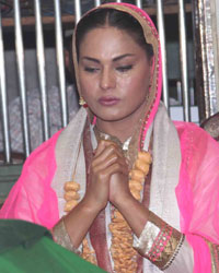 Veena Malik and Ravi Alhawat Visited Mahim Dargah to seek blessing for movie 'Supermodel'