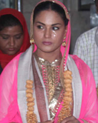 Veena Malik and Ravi Alhawat Visited Mahim Dargah to seek blessing for movie 'Supermodel'