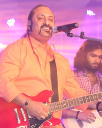 Lesle Lewis performing at the Mumbai Ki Dhadkan cocncert at Nesco Compounds