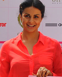 Milind Soman, Dr. Vani Parmar, Event ambassador Gul Panag and Event mascot RJ Malishka at the launch of 'Pinkathon Mumbai 2013'