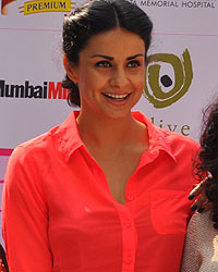 Event Ambassador Gul Panag presents event mascot RJ Malishka with the first Bib