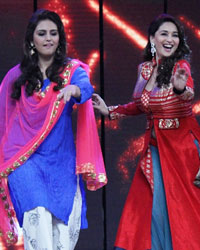 Madhuri Dixit  and Huma Qureshi visits the sets of Dance India Dance Season 4