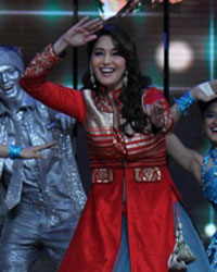 Madhuri Dixit visits the sets of Dance India Dance Season 4