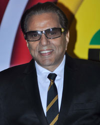 Okaya honoured Dharmendra with life time achievment award