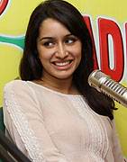 Aditya Roy Kapoor and Shraddha Kapoor promote 'Aashique 2' on Radio Mirchi