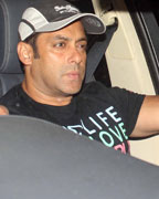 Salman Khan visited Sanjay Dutt house