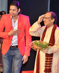 Ustad Ghulam Ali gave the cheque of Two Lakh to draught affected areas of Maharashtra after performing at Shanmukhanand Hall,Sion