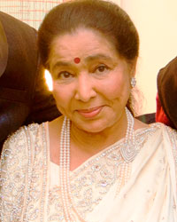 Sudesh Bhosle, Asha Bhosle and Siddhant Bhosle perform at a concert