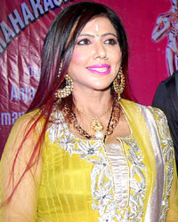 Tinaa Ghaai, Ravi Kishan and Sanchiti Sakat receive Maharashtra Gaurav Award