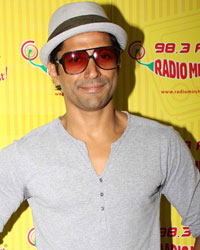 Farhan Akhtar promotes Shaadi Ke Side Effects at Radio Mirchi