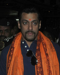 Salman Khan at Sidhdhivinayak Mandir on sunday morning