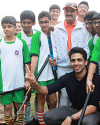 Gulshan Devaiah flags off the Hiranandani Thane Half Marathon to promote Hockey