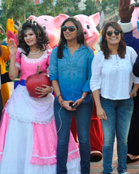 Aarti Shetty Pooja Shetty Pallavi Joshi and Rana Daggubati with Mogambo, Snow White and other cartoon and Imagica characters