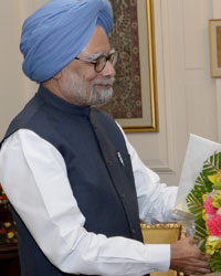 Pranab Mukherjee, meeting with Dr. Manmohan Singh at Rashtrapati Bhavn