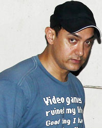 Aamir Khan and Vidhu Vinod Chopra spotted at Santacruz