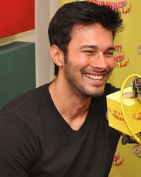 Rajneesh Duggal at Radio Mirchi studio