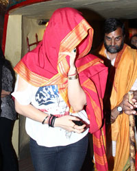 Preity Zinta Snapped praying at Mukteshwar Temple in juhu