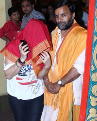 Preity Zinta Snapped praying at Mukteshwar Temple in juhu