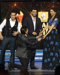 Ranveer gives away the Best Actress Award to Deepika Padukone at the Renault Star Guild Awards