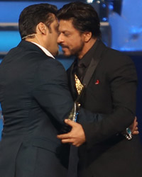 Shah Rukh Khan and Salman Khan at 9th Renault Star Guild Awards