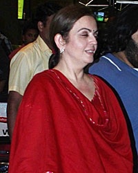 Neeta Ambani at airport with her daughter Isha Ambani and son Hari Anant