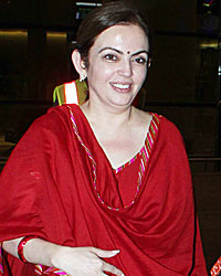 Neeta Ambani at airport with her daughter Isha Ambani and son Hari Anant