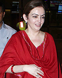 Neeta Ambani at airport with her daughter Isha Ambani and son Hari Anant