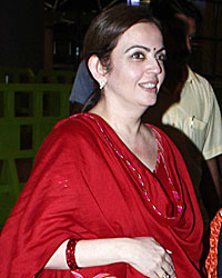 Neeta Ambani at airport with her daughter Isha Ambani and son Hari Anant