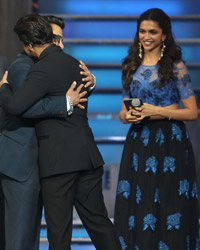 Shah Rukh Khan and Salman Khan at 9th Renault Star Guild Awards