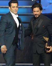 Shah Rukh Khan and Salman Khan at 9th Renault Star Guild Awards