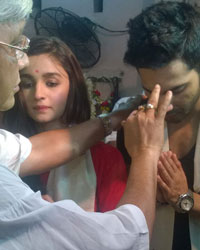 Alia Bhatt and Varun Dhawan seek the blessings of Goddess Kaali in Kolkata