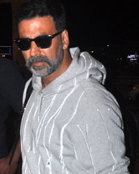 Akshay Kumar leaves for Singh Is Bling song shootLING