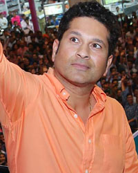 Sachin Tendulkar at the launch of gaming centre 'SMAAASH'