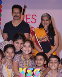 Atul Kulkarni and Ratna Pathak with Reliance Spokesperson at the YOUNG ENERGY SAVERS program